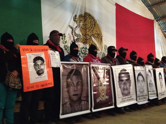 Integrantes del EZLN recibieron ayer a la Caravana de padres de los 43 normalistas desaparecidos. Foto: Twitter @CdhFrayba