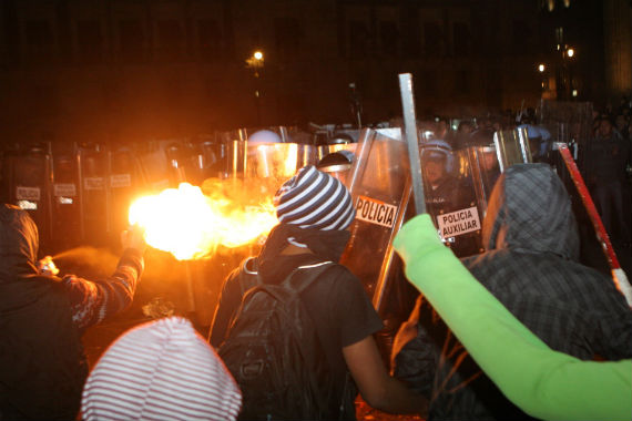 Encapuchados y policías se enfrentaron en el Zócalo capitalino. Foto: Francisco Cañedo, SinEmbargo