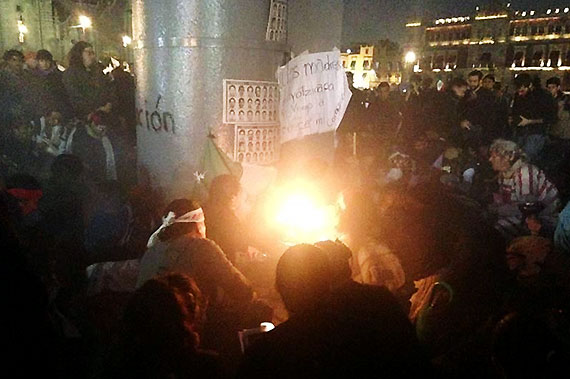 Manifestantes prenden fogatas frente a Palacio Nacional. Foto: Twitter @Kar_Du4