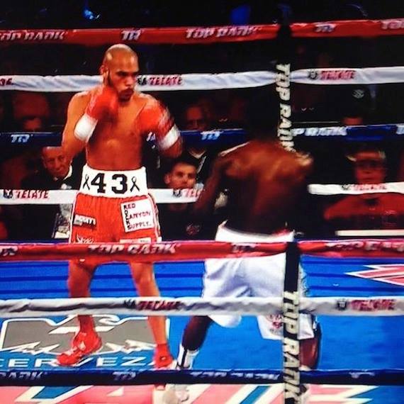 Raymundo Beltrán salió al ring a enfrentar al campeón mundial Terence Crawford con una franja en los calzoncillos en solidaridad con los 43 normalistas. Foto: @LosMochisNews