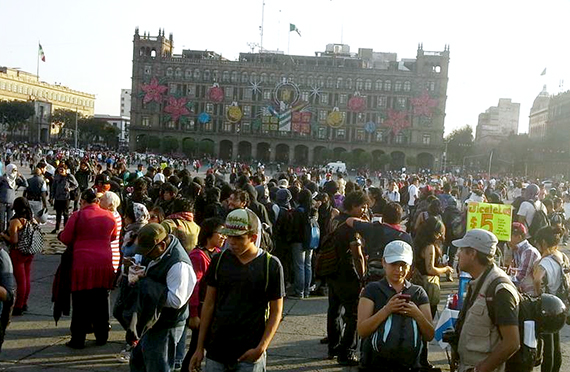 Encapuchados En El Zócalo Foto Vía Twitter cuellarmonterod