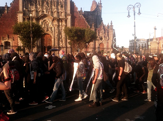 Encapuchados Comienzan a Marchar Foto paw