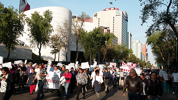 Otro de los contingentes que marchan hacia el Ángel de la Independencia pasó frente al edificio del Senado. Foto: Antonio Cruz / Sinembargo