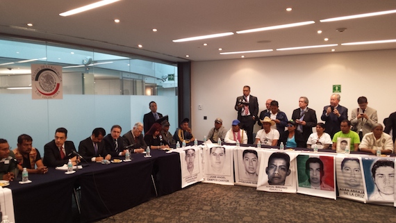 Los padres de familia se reunieron con senadores, sin embargo, no aceptaron ningún pronunciamiento de los legisladores. Foto: Antonio Cruz, SinEmbargo