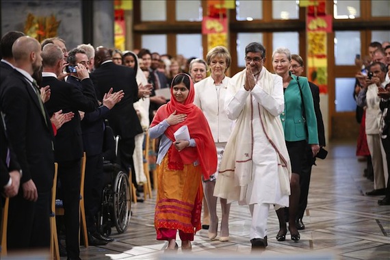 La adolescente paquistaní Malala Yousafzai y el presidente de la Marcha Global contra el Trabajo Infantil, el indio Kailash Satyarthi (c-d), seguidos por miembros del Comité del Premio Nobel, a su llegada hoy a la ceremonia de entrega del Premio Nobel de la Paz en el Ayuntamiento de Oslo. Foto: EFE.