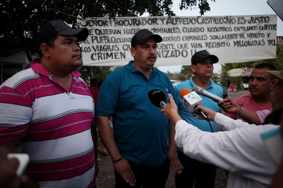 Luis Antonio Torres "El Americano" en la cabecera municipal de Buenavista Tomatlán el sábado por la tarde. Foto: Cuartoscuro 