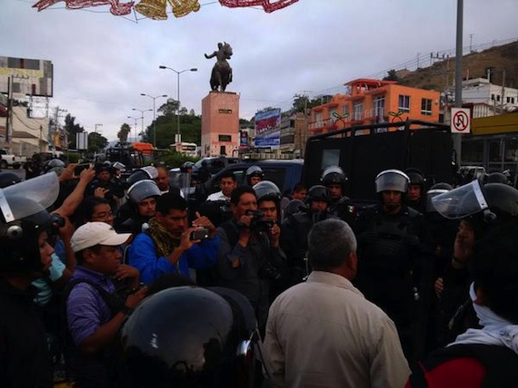 Policías federales se enfrentan con normalistas y miembros de la CETEG. Foto: Twitter @YoSoy132SC