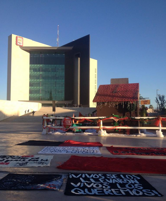 Maestros y estudiantes tomaron la Presidencia Municipal de Torreón. Foto: Twitter vía @rafalosi.