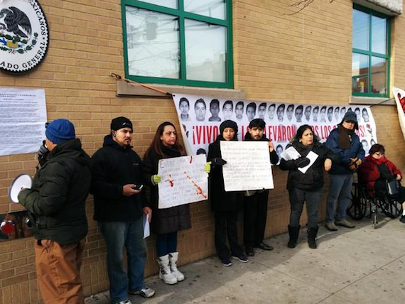 Desde Chicago un grupo de manifestantes exigió la renuncia de Peña Nieto. Foto: Twitter vía @comitechicago.