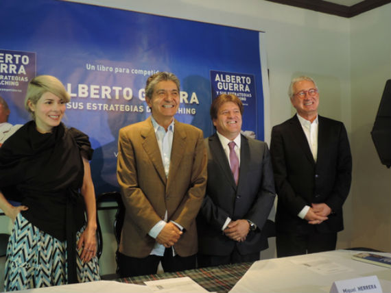 El entrenador presenta el libro junto a Miguel Herrera, Javier Solórzano y su hija, la cantante Ely Guerra. Foto: Especial