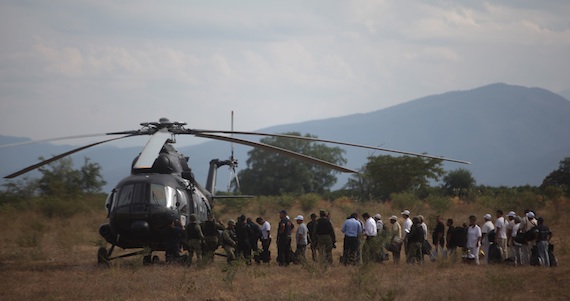 Un helicóptero de la Policía Federal los trasladó a la ciudad de Morelia. Foto: Cuartoscuro