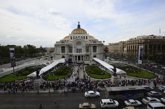 Cientos de personas acudieron al homenaje a Gabriel García Márquez en el Palacio de Bellas Artes el pasado 21 de abril. Foto: Cuartoscuro 