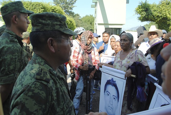 Padres de los 43 normalistas se han manifestado en diversas ocasiones frente al 27 Batallón de Infantería en Iguala. Foto: Cuartoscuro 