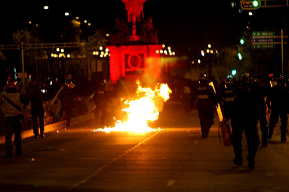 Grupos de encapuchados causaron destrozos. Foto: Francisco Cañedo, Sinembargo