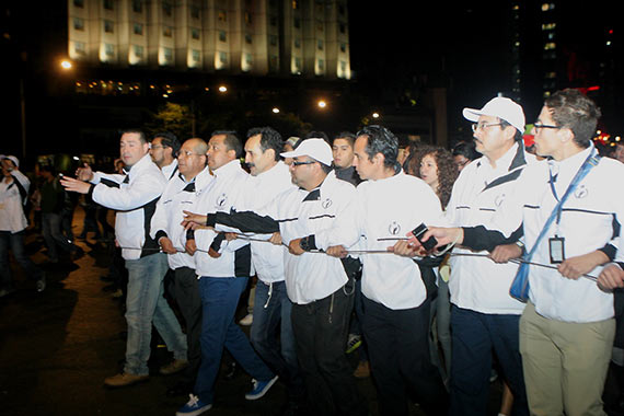 Defensores de derechos humanos protegieron a los manifestantes. Foto: Francisco Cañedo, Sinembargo