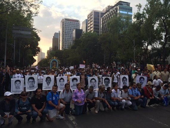 Una Vez Más Un Grupo De Padres De Los Normalistas Desaparecidos Viajaron Al Distrito Federal Para Exigir La Aparición Con Vida De Sus Hijos Foto Sandra Rodríguez Sinembargo