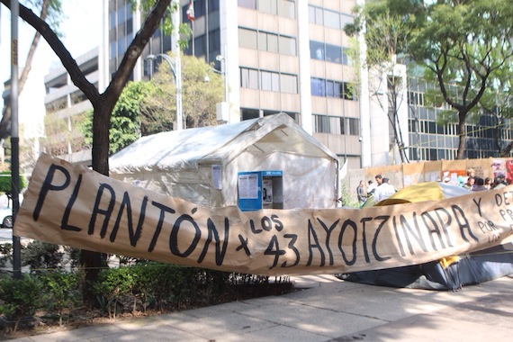 Desde la semana se instaló el campamento frente a la PGR. Foto: Francisco Cañedo, SinEmbargo.