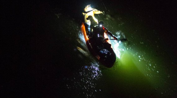 Otra travesía que enfrentaron, fue cuando el grupo estaba por cruzar un río en sus kayaks y se les recomendó que dejaran al perro por razones de seguridad. Arthur, sin embargo, no quiso quedarse atrás. Foto: Facebook Team Peak Performance.