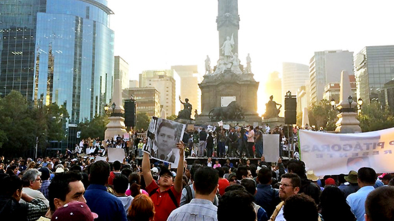 Los medios esperan al resto de los contingentes. Hasta el momento todo en paz. Foto: @MissRoxyMusic