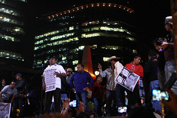 En el Ángel de la Independencia, los padres de los normalistas exigieron la renuncia del Presidente Enrique Peña Nieto. Foto: Antonio Cruz ,Sinembargo