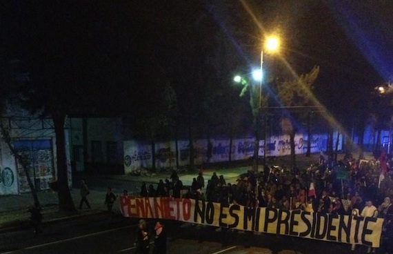 Manifestantes en las inmediaciones del Palacio Legislativo de San Lázaro el 1 de diciembre de 2012. Foto: Archivo 