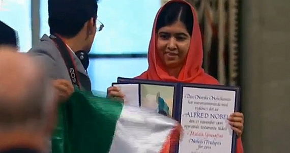 Un joven logró acercarse al estrado con una bandera mexicana después de que los premiados recogieran su medalla y su diploma. Foto: Especial.