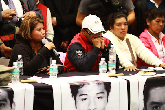 Carmen y Mario, reclamaron a los legisladores su falta de compromiso con el caso. Foto: Antonio Cruz, SinEmbargo