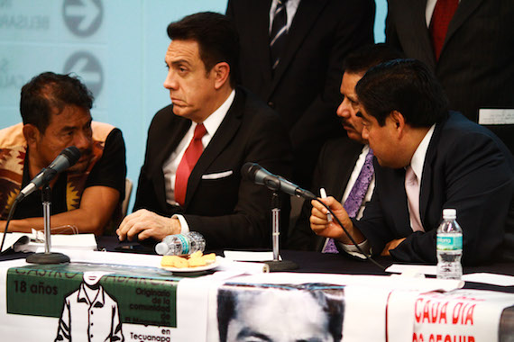 El presidente de la Cámara del Senado, Miguel Barbosa, también estuvo presente en la reunión.  Foto: Antonio Cruz, SinEmbargo