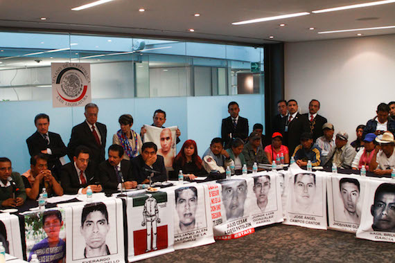 Los senadores no se pronunciaron al final a petición de los padres. Foto: Antonio Cruz, SinEmbargo