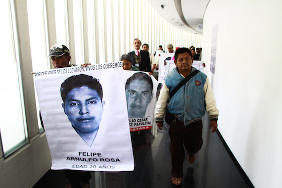 Los padres de algunos normalistas acudieron al Senado de la República para dejar un documento con 5 peticiones. Foto: Antonio Cruz, SinEmbargo