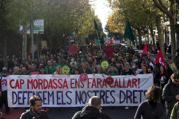 Miles de personas se manifiestan hoy en las calles de Barcelona. Foto: EFE