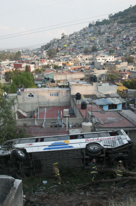 El chofer de la unidad, quien fue identificado como Antonio Carrañaga Corriente, resultó gravemente herido, por lo que fue trasladado a un hospital. Foto: Cuartoscuro. 