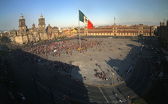 La gente empezó a concentrarse en el Zócalo capitalino desde antes de las 16:00. Foto: Webcams de México