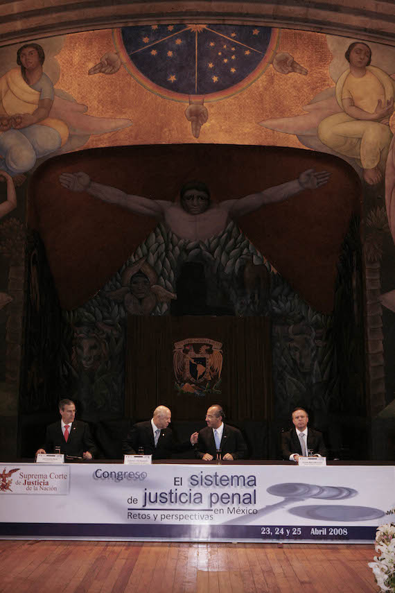 El entonces Presidente, Felipe Calderon Hinojosa, acompañado por José González Morfin, el ex  Senador Guillermo Ortiz Mayagoitia, el ex Ministro de la Suprema Corte de Justicia y el ex Procurador de Justicia, Eduardo Medina Mora, durante el evento "El Sistema de Justicia Penal en Mèxico: Retos y Perspectivas", que se realizó en abril de 2008. Foto: Cuartoscuro