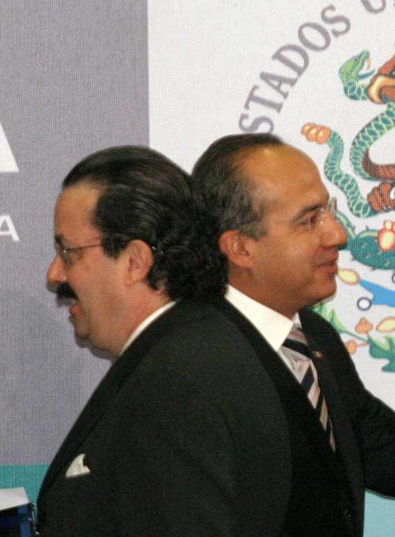 De espaldas pero de la mano. Era junio de 2007. Disfrutaban la Presidencia juntos. Foto: Cuartoscuro