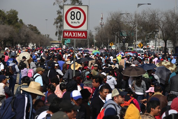 Maestros de Oaxaca marchan sobre la Calzada Ignacio Zaragoza. Foto:  Foto: Cuartoscuro.