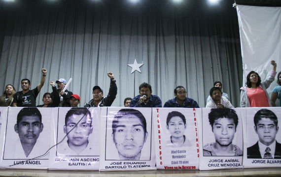 Familiares de normalistas de Ayotzinapa pidieron a estudiantes del IPN su apoyo en la marcha. Foto: Cuartoscuro. 