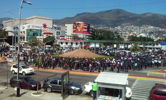 Los elementos policiales pidieron una disculpa a los turistas por el caos vehicular que ocasionan.  Foto: Twitter vía @AcaUnidos.