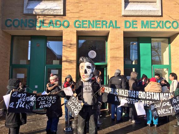 El Consulado de Chicago fue clausurado por los manifestantes. Foto vía Twitter.