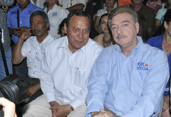 El Ex Presidente Del Prd Jesús Zambrano Grijalva Con El Panista Francisgo kiko Vega Durante La Entrega De Su Constancia De Mayoría Foto Cuartoscuro