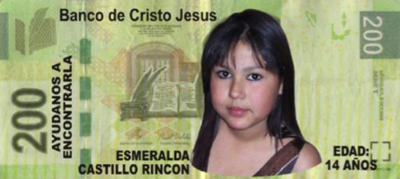 La familia repartió folletos en forma de billetes de 200 pesos con la imagen de la joven para localizarla. Foto: Especial 