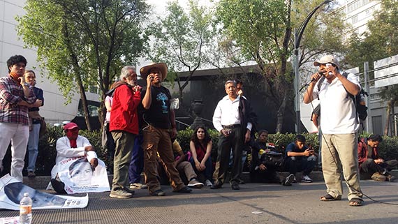 Padres frente al Senado, Foto: Antonio Cruz, SinEmbargo