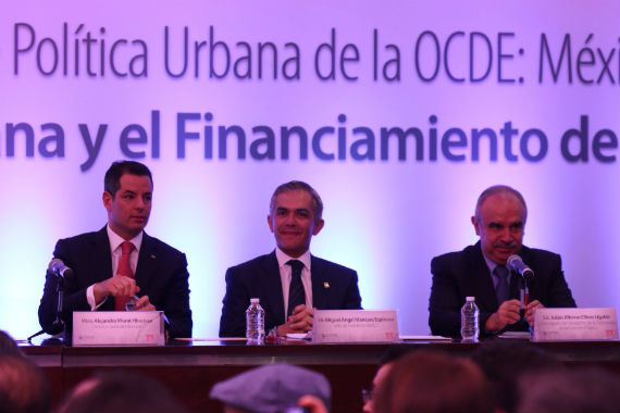 El jefe de gobierno del Distrito Federal, Miguel Ángel Mancera Espinosa y el gobernador del estado de México, Eruviel Ávila Villegas destacaron la disposición de su gobierno para implementar las nuevas políticas urbanas en sus regiones trabajando en conjunto. Foto: Francisco Cañedo/SinEmbargo