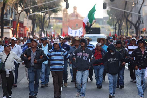 Primer contingente llega al Zócalo. Foto: Francisco Cañedo, Sinembargo