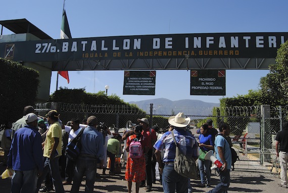 Este lunes se registró un enfrentamiento en el 27 Batallón de infantería de Iguala entre militares y padres de los normalistas. Foto: Cuartoscuro.