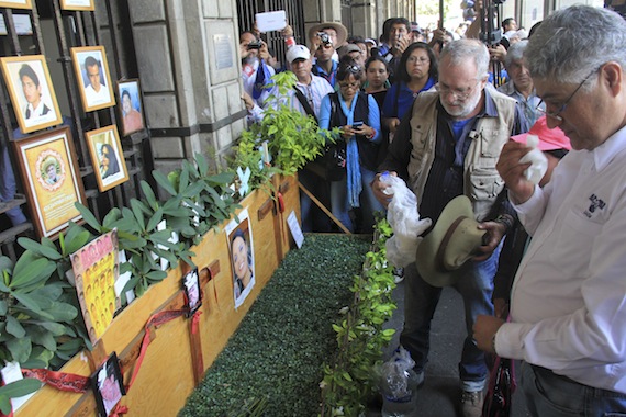 Sicilia ha manifestado su solidaridad con las familias de los normalistas desaparecidos. Foto: Cuartoscuro.