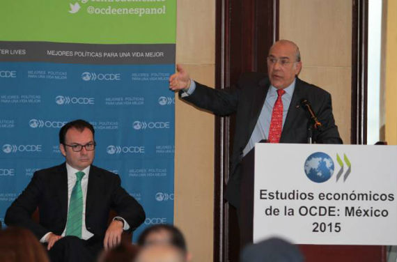 El secretario de Hacienda, Luis Videgaray Caso, y el secretario general de la OCDE, José Ángel Gurría, en la presentación del Estudio Económico de México 2015. Foto: Notimex