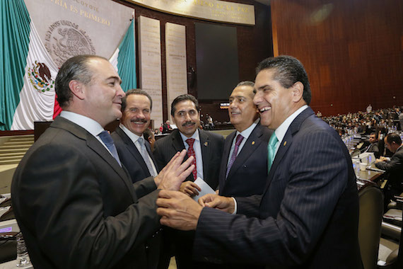 El entonces coordinador del PAN en la Cámara de Diputados junto con sus homólogos del PRD y el PRI durante la discusión de las reformas secundarias en materia energética. Foto: Cuartoscuro