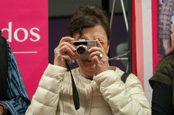 La famosa fotógrafa Graciela Iturbide acudió a expresar su solidaridad con la lucha del maestro. Foto: Cuartoscuro