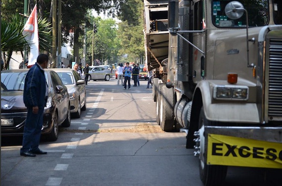 El conductor de un auto estacionado habría abierto la puerta empujando al ciclista. Foto: Twitter @pasotti_